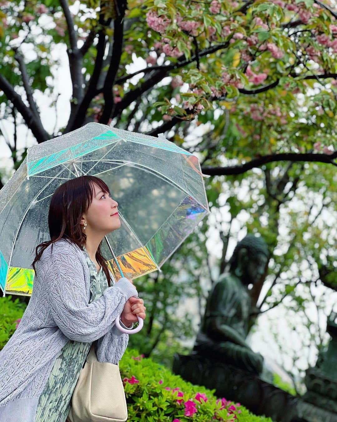 嶋梨夏さんのインスタグラム写真 - (嶋梨夏Instagram)「桜が少しだけ残っていて雨のお花見が出来ましたっ🌸🌸🌸 . . . . . #被写体 #お仕事依頼受付中 #撮影会 #撮影会モデル #野外撮影会 #浅草 #Asakusa #浅草寺 #雨の日 #桜 #お花見 #傘 #cocodeal #アラサー女子 #平成元年生まれ #150cm #ファインダー越しの私の世界 #ポートレート #ポートレート撮影 #女優 #actress #photooftheday #JAPAN #japanesegirl #instagood #followme #ricashima #嶋梨夏」4月24日 23時50分 - shimarica_jp