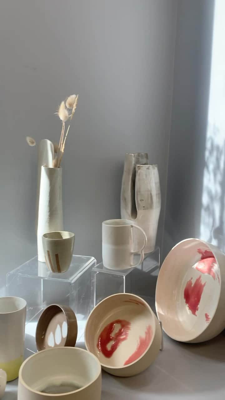 のインスタグラム：「Douceur et délicatesse…  Nées des mains de Caroline Esteban, dans l’atelier parisien qui l’accueille en résidence, ces pièces uniques sont à retrouver dès aujourd’hui dans notre boutique de Pyramides et dès demain sur Bensimon.com.  #Bensimon #Bensimonloves #theartof #ceramique #artistedumois #ceramisteparis   Born from the hands of Caroline Esteban, in the Parisian workshop which welcomes her in residence, these unique pieces are to be found from today in our Pyramides boutique and from tomorrow on Bensimon.com.」