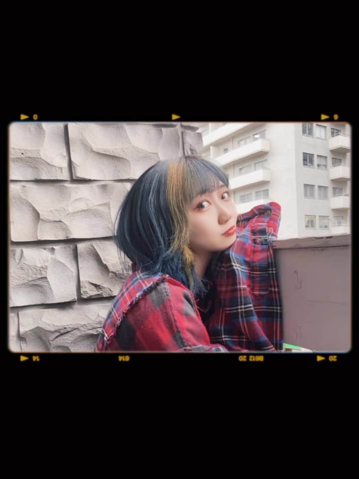 火寺バジル（魔法少女になり隊）のインスタグラム：「new hair⭐️ #ootd #newhair #japanesegirl #ウルフカット #ウルフ #ウルフカット女子 #派手髪　#ネイビーカラー #私服　#私服コーデ」