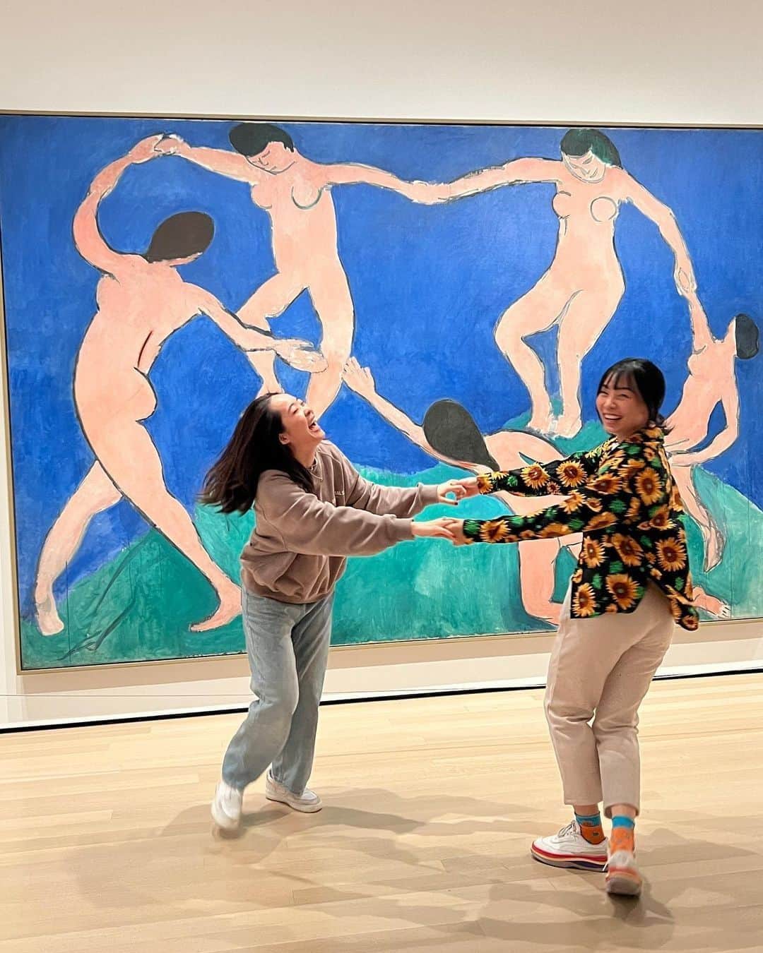 ニューヨーク近代美術館のインスタグラム：「Free tickets, just for New Yorkers! Our next UNIQLO NYC Nights is coming up on Friday, May 5 from 4–8 pm.  #ICYMI, MoMA is staying open late on the first Friday of every month for an evening celebrating the art and the city that we all love.  See new art in our galleries, enjoy music by DJs from The Lot Radio, grab a drink at our pop-up bar, get creative with drop-in drawing sessions, and see a film in our theaters.  New York City residents get free admission courtesy of UNIQLO, but everyone can enjoy an evening out in our galleries.   🎟️ Tickets will be available starting 4/28 and must be reserved online in advance.  @uniqlousa is MoMA’s partner of #ArtForAll.  — Nuestra próxima UNIQLO NYC Nights se realizará el próximo viernes 5 de mayo, en el horario de 4 a 8 pm. ¡Habrá entradas gratis para los residentes neoyorquinos!  #ICYMI, el primer viernes de cada mes el MoMA permanece abierto hasta tarde para que vivas una velada en la que celebramos el arte y la ciudad que todos amamos.  Ve arte nuevo en nuestro nuestras galerías, disfruta de la música de los DJ de The Lot Radio, toma algo en nuestro pop-up bar, explora tu creatividad en los talleres de dibujo y asiste a una película en nuestras salas de cine.  Por cortesía de UNIQLO, los residentes de la ciudad de Nueva York pueden recibir una entrada gratuita. Todos pueden disfrutar de una velada especial en nuestras galerías.   🎟️ Los boletos estarán disponibles a partir del 28 de abril; deben reservarse en línea con anticipación.  — 📸 @atlanta_gao 🎨 Henri Matisse. “Dance (I).” Paris, Boulevard des Invalides, early 1909. Gift of Nelson A. Rockefeller in honor of Alfred H. Barr, Jr. © 2023 Succession H. Matisse / Artists Rights Society (ARS), New York 📸 @briaaa.renee 🎨 James Rosenquist. “F-111.” 1964-65. © 2022 James Rosenquist/Licensed by VAGA, New York, NY. Gift of Mr. and Mrs. Alex L. Hillman and Lillie P. Bliss Bequest (both by exchange) 📸 @tseenoevil 🎨 Agnes Martin. "Friendship." 1963. © 2023 Estate of Agnes Martin / Artists Rights Society (ARS), New York. Gift of Celeste and Armand P. Bartos」