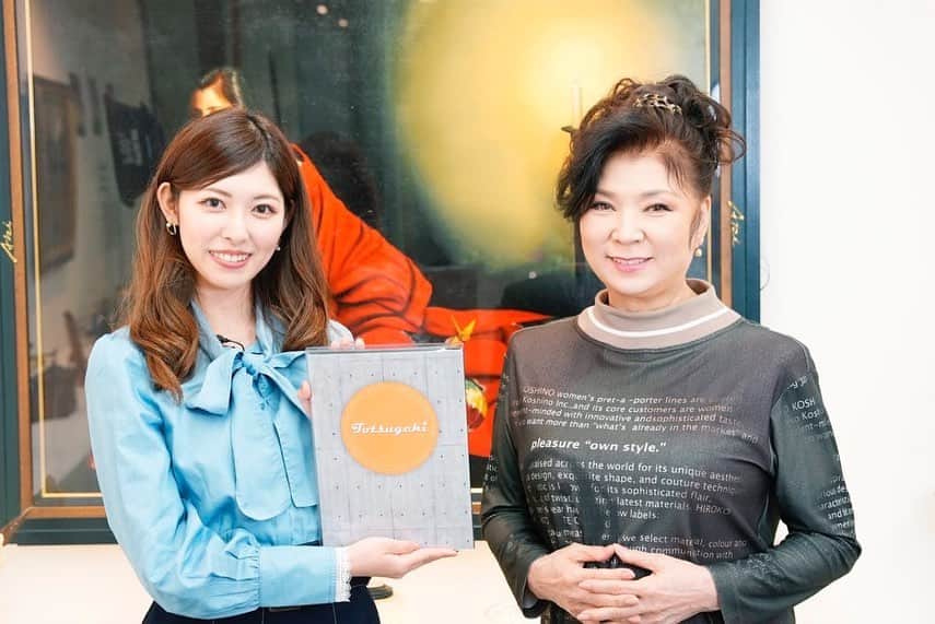 橘ゆりかのインスタグラム：「⁡ 先日の 『音ボケPOPS』「Totsugeki」のコーナーで  #八代亜紀 さんに音楽やアートについて インタビューをした時のお写真🎵🖼️ ⁡ かわいすぎる絵画ハンカチをいただいたよ🐈 ⁡ ⁡ ⁡ #音ボケpops #akiyashiro #橘ゆりか」