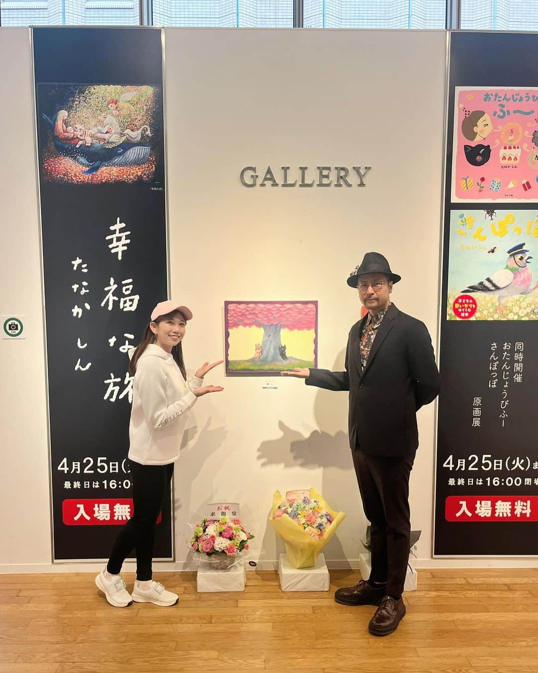 黒田菜月さんのインスタグラム写真 - (黒田菜月Instagram)「絵本作家のたなかしんさんの個展へ🎨 “可愛いわんちゃん”は、しゅと犬くんをイメージして描いてもらいました🐶 “可愛いにゃんこ”は、実家の虎太郎くんってことにします😽 大好きなわんにゃんズを、その場で描いてくださり嬉しかったです！  ステキな動物たちの絵に癒されました♪  いや、その前に、、、 時間なくてゴルフウェアで朝早く行っちゃったけど、温かく迎えてくれてありがとうございます🙏笑  明日までみたいです🕊 . #たなかしん さん @shinehon  #たこぱ仲間」4月24日 23時55分 - nyaaatsuki_krd