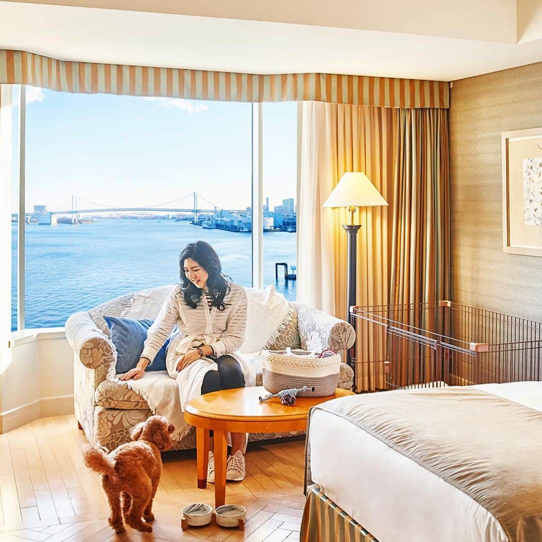 InterContinental Tokyo Bayさんのインスタグラム写真 - (InterContinental Tokyo BayInstagram)「.  InterContinental Tokyo Bay offers a dog-friendly accommodation plan, which includes complementary dog treat and a special guest room even a dog lounge where you can spend a special vacation with your beloved family dog. Our hotel is located with a spectacular waterfront view, and Takeshiba Pier is a good place that you could walk with your dog using a leash while enjoying the view of the Tokyo Bayside area. This golden week, come and enjoy an unforgettable experience with all of your family members.  ゴールデンウィークは愛犬とご一緒にご宿泊はいかがでしょうか？ 撮影スポットやドリンクを設置し、愛犬とご一緒にお楽しみいただけるドッグフレンドリーなラウンジをご用意しております。 また、ホテルから徒歩1分のところにドッグフレンドリーなカフェもございますので、充実したお散歩タイムも叶います。 オプションで、愛犬と乗船できる東京ウォータータクシーで東京湾クルーズもおすすめです。  #intercontinentaltokyobay  #インターコンチネンタル東京ベイ  #ホテルインターコンチネンタル東京ベイ  #intercontinental #intercontinentallife  #ドッグフレンドリー  #ゴールデンウィーク #おでかけスポット  #愛犬とお出かけ  #わんことお出かけ  #愛犬 #わんこ  #愛犬のいる生活  #わんこのいる生活  #愛犬と旅行 #わんこと旅行  #リフレ #東京ウォータータクシー #besideseaside #わんこokカフェ  #ウォーターズ竹芝  #ドッグフレンドリーラウンジ  #竹芝桟橋 #hinode」4月25日 0時07分 - intercontitokyobay