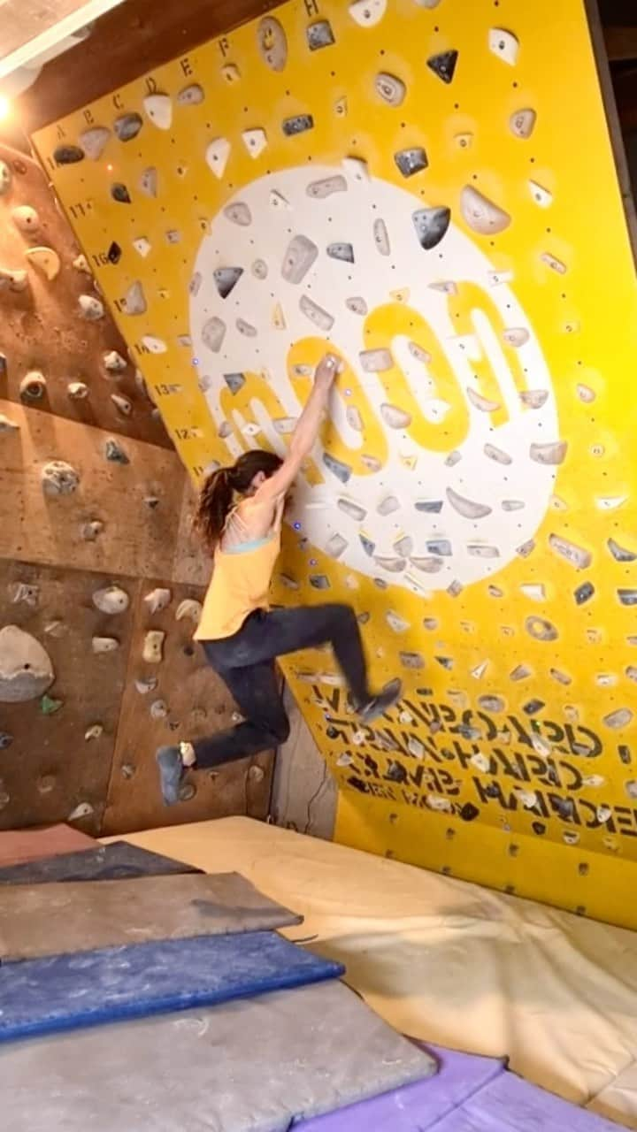 メリッサ・ル・ネーヴェのインスタグラム：「Back on the 🌙  finger feeling slowly better. 2 month of rehab allowing me to boulder again 7b/c on the board.  If you have a pulley injury my advise : don’t stop climbing but avoid pain absolutely. Hang board rehab and climb with H taping to reduce the stress on the pulley. Ice 🧊 And patience 😅  @adidasterrex @fiveten_official @team_edelrid @deuter  #climbingtraining #rehab #patience #moonboard #stepbystep #board #gymclimbing #climbinggym #climb #grimper #klettern #escalade」