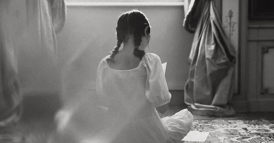 のインスタグラム：「Still be my heart. Capturing an emotional image from the Borsalino short film Tornando a Casa starring the Italian actress Caterina Murino as the main character Gabriella who revisits Maison’s history and DNA through story clips of the founder Giuseppe Borsalino’s life. In this scene, we see Gabriella unveiling to her daughter Carlotta the home of her great – great grandfather Giuseppe Borsalino.  Premiere the new Borsalino YouTube channel to watch the full film. Link in bio.  Actress: @caterina_murino_official Written: @giacomo9838  Directed by: @josephcardoofficial  Filmmaker: @solinunte_ Assistant: @carmine_sardaro / @michelesardano_  #fashionfilm #shortfilms #movies #Borsalinofilm #Filmlover #Fedoralover #borsalinoworld #Borsalinohistory #Italiancinema #hatlover #craftsmanshipmatters #sylematters #stylishaccessories #historyofhehat #eleganthistory #BorsalinoDNA #Bestinclass #Alessandria #MadeinItaly」