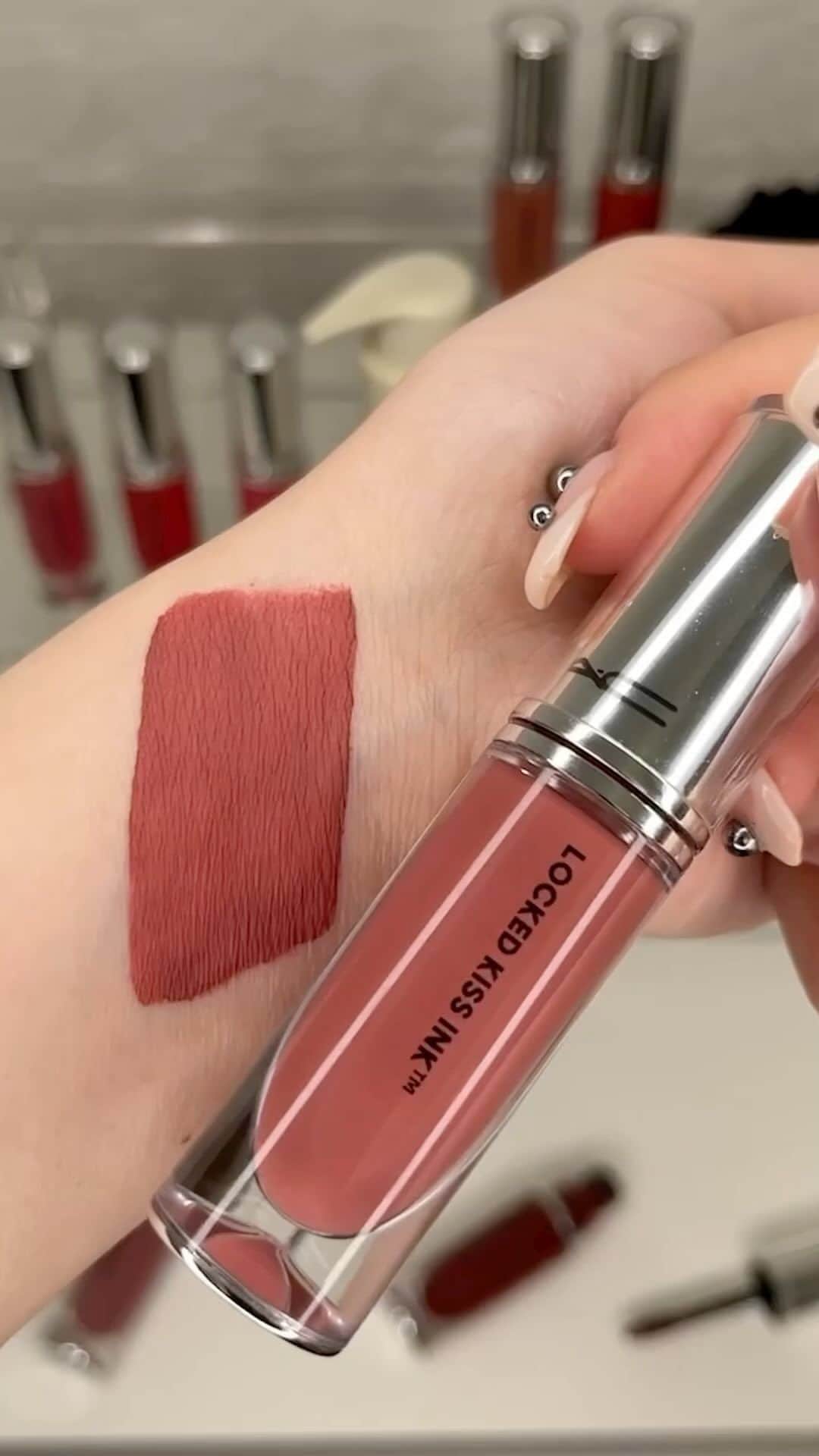 M·A·C Cosmetics BRのインスタグラム：「M·A·C Locked Kiss Ink 🤝 Hyper Real Fresh Canvas Cleansing Oil 🔓💄☁️✨ Destrave nosso batom líquido de longa duração com nosso NOVO óleo de limpeza suave e eficaz, formulado para dissolver até mesmo as fórmulas de maquiagem mais teimosas.   💋Locked Kiss Ink em Bodacious   #MACLockedKissInk #MACHyperReal #MACSkincare」