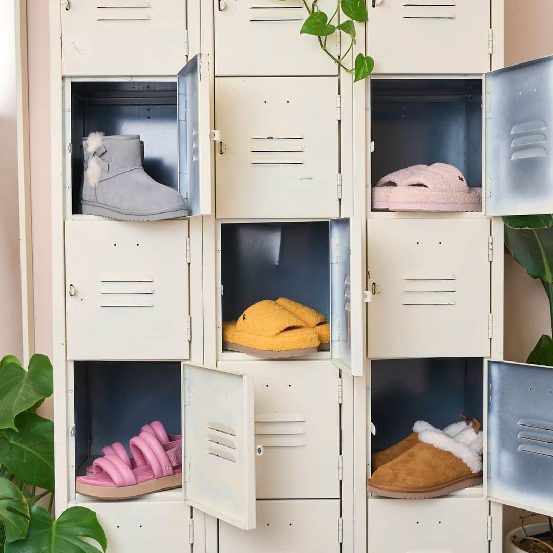 のインスタグラム：「April showers bring May flowers – and also a great reason to buy new shoes.   From strappy sandals to sleek slippers, Koolaburra’s must-have spring styles are in the bag and on our website 🌸🌧👡」