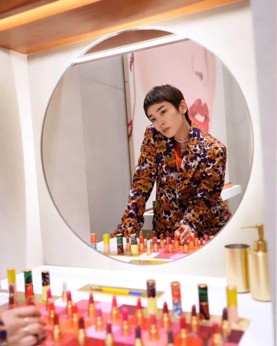 畠山千明のインスタグラム：「アジア初上陸の @driesvannoten beauty💐がローンチされました。 【ドリスの庭園】をイメージした香水は、何種類もの素材を調香し春夏秋冬の庭園イメージに沿って香りが作られています🌹 香りは全部で10種類。 そしてリップはなんと30種類！ パッケージもドリスならではの異素材を組み合わせたアートなデザインに。(大優勝)  取扱店舗は青山の旗艦店のみ 是非、お試し下さいませ。 私もリップを買いに行く🏃‍♀️」