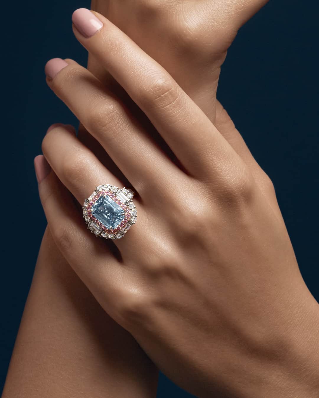 ハリー・ウィンストンのインスタグラム：「Embodying timeless elegance and the House’s signature style, this Blue Diamond and Pink Diamond Ring is reinvented with a singular radiant blue diamond center stone. Learn more about this refined Hope Collection ring by tapping the link in bio. #HighJewelry #HarryWinston」