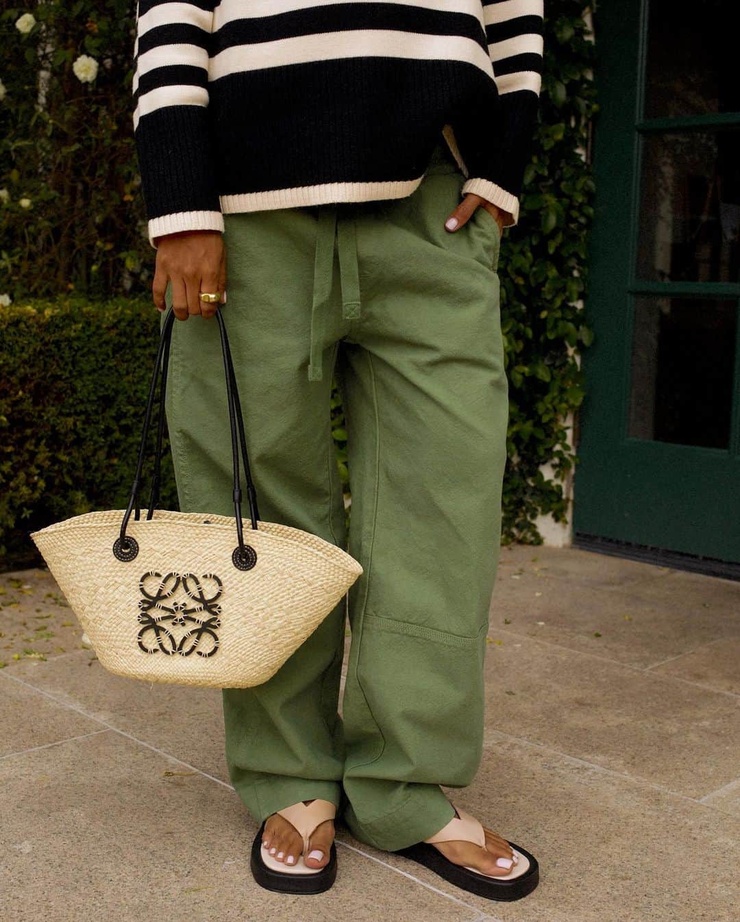 ジュリー・サリニャーナさんのインスタグラム写真 - (ジュリー・サリニャーナInstagram)「My easy, effortless go-to outfit…  You can’t ever go wrong with a good striped tee/knit paired with slouchy pants and a cute straw bag! Now I wanna be transported to Europe with this look. 🖤 #ojaivalley #maternitystyle」4月25日 0時03分 - sincerelyjules