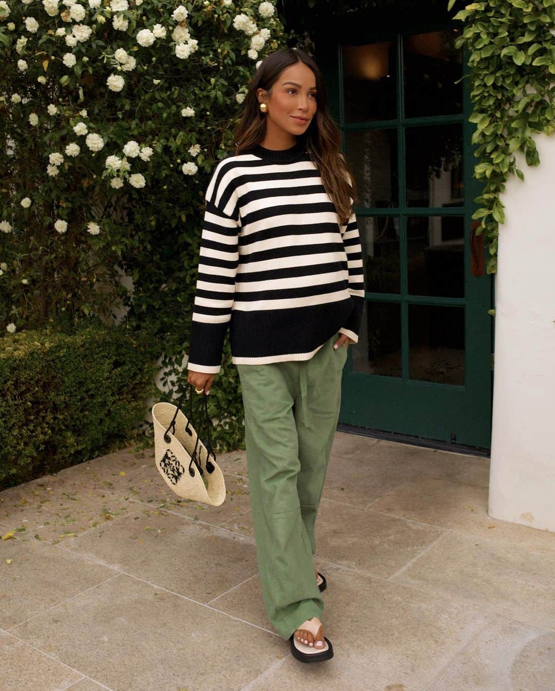 ジュリー・サリニャーナのインスタグラム：「My easy, effortless go-to outfit…  You can’t ever go wrong with a good striped tee/knit paired with slouchy pants and a cute straw bag! Now I wanna be transported to Europe with this look. 🖤 #ojaivalley #maternitystyle」