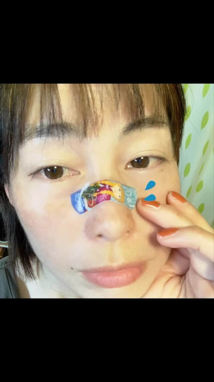 佐藤康恵のインスタグラム：「鼻の骨ぶつけた💦 4歳の娘が絆創膏🩹貼ってくれました🥹🧡 可愛い…ありあと😭✨  毎日パタパタママさん👩やってまーす🎵  おやすみ🌙」