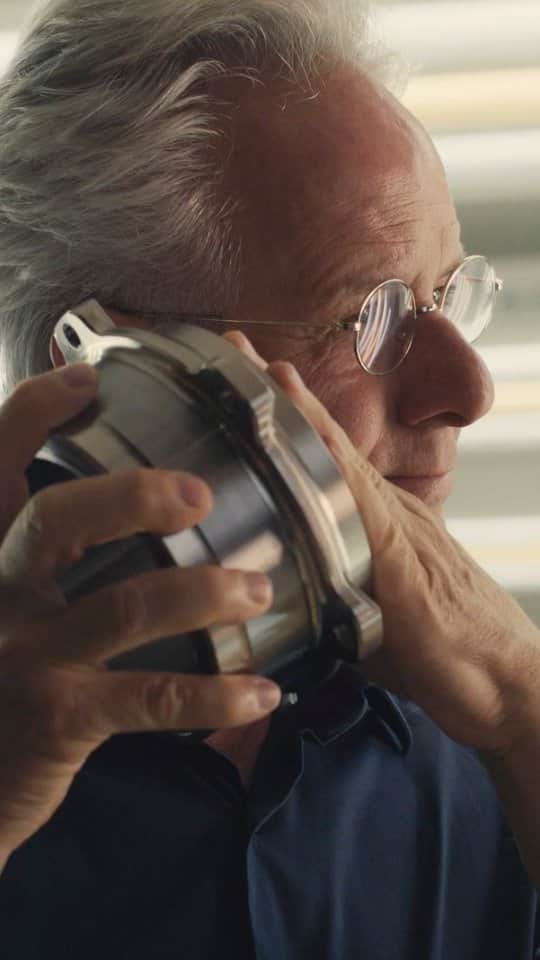パガーニ・アウトモビリのインスタグラム：「#Pagani25Anniversary: a story of technology, innovation and people.   A continuous search for new materials and new performance that guided the collaboration with @skfautomotive  #Pagani」