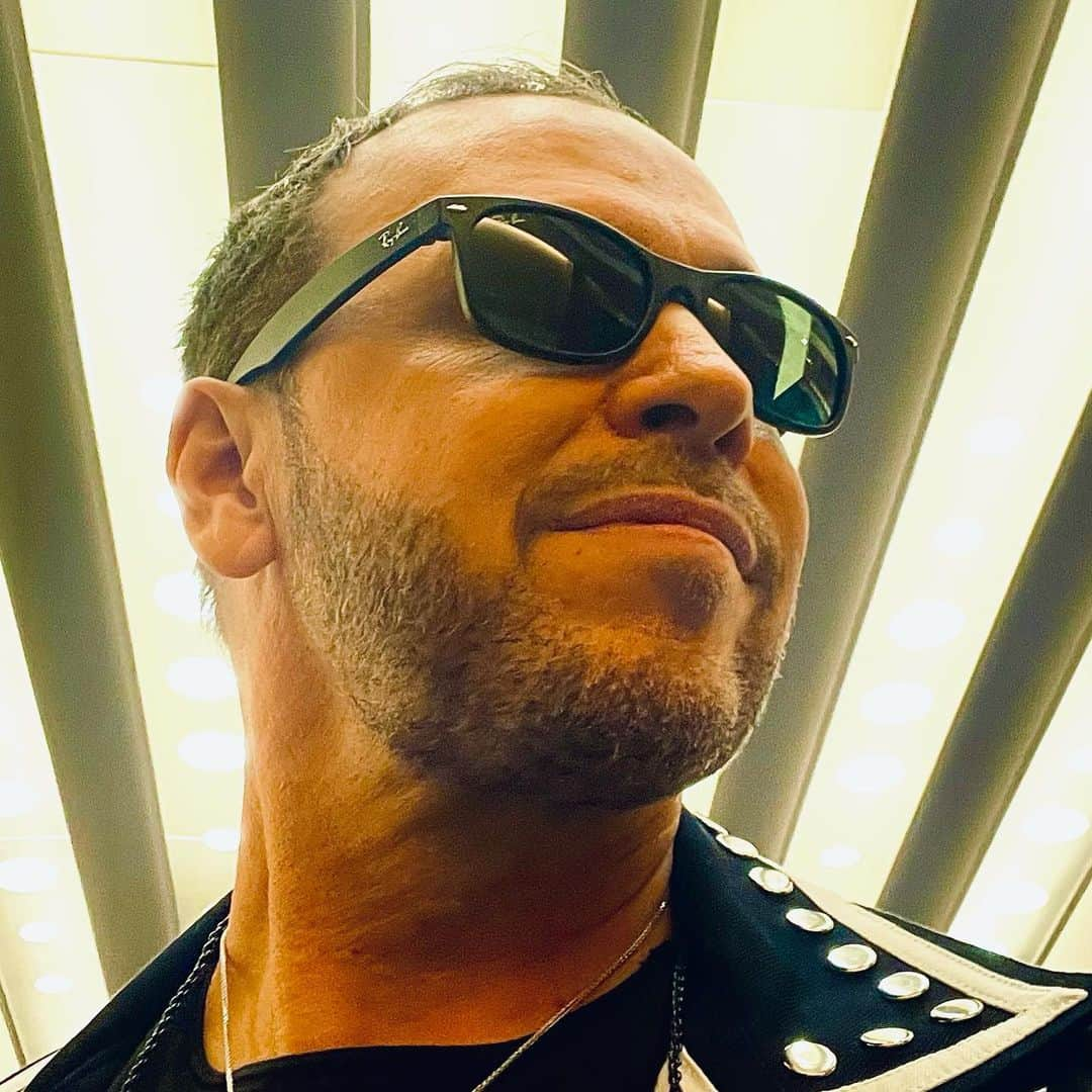 ドニー・ウォルバーグさんのインスタグラム写真 - (ドニー・ウォルバーグInstagram)「The only rule on #NKOTBDay is to love yourself and live your life! Happy #NKOTBDay to every single BLOCKHEAD worldwide (and to those who don’t even realize they are Blockheads — you are welcome to celebrate too)! Let’s go! 🤖❤️♾💫✨🤟🏼 @nkotb #NKOTBDay #NKOTBHDay」4月25日 0時04分 - donniewahlberg