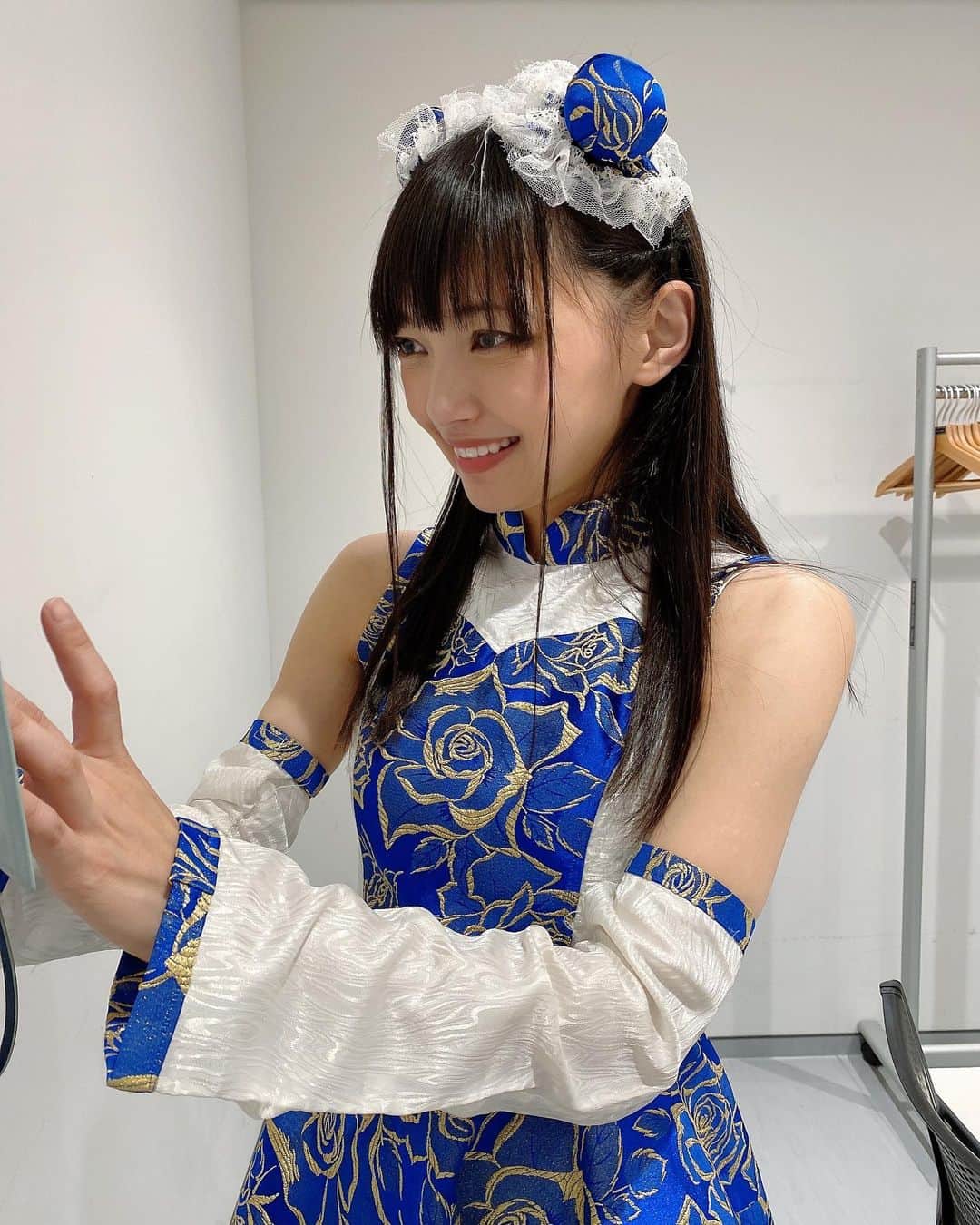 松山あおいのインスタグラム：「自撮りをするおねえさん」