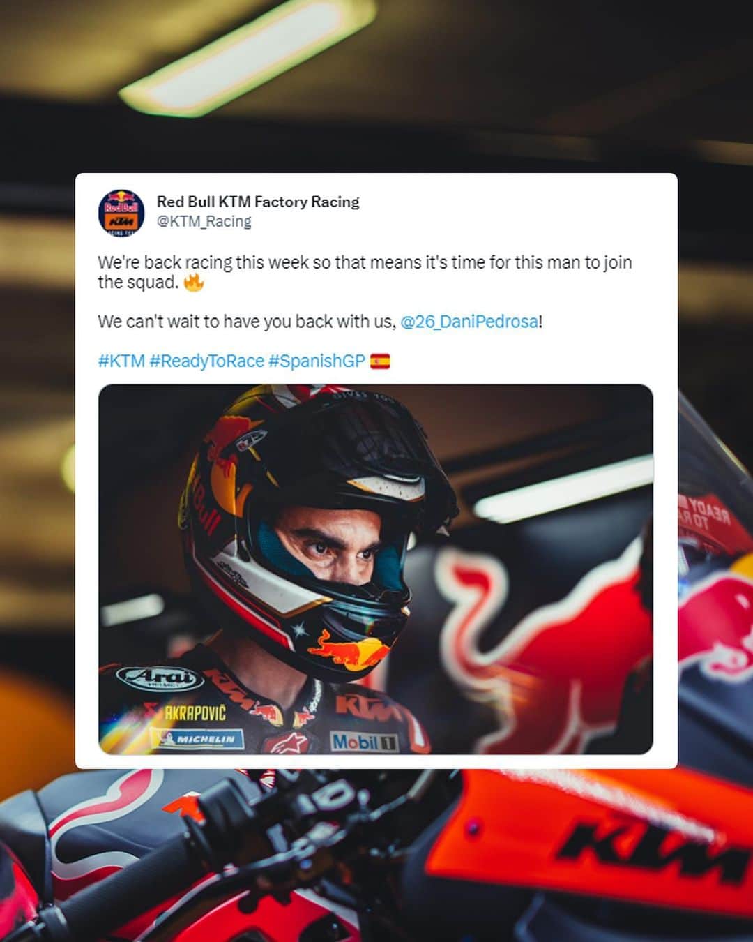 ダニ・ペドロサさんのインスタグラム写真 - (ダニ・ペドロサInstagram)「What’s @26_danipedrosa having a good look at here? Swipe ➡️…  That’s right! It’s race week and that means the Little Samurai is back onboard his KTM RC16 this weekend at the #SpanishGP with a wildcard entry. 💪   Who else can’t wait to see the Spaniard competing?! 😮‍💨  #KTM #ReadyToRace #SpanishGP 🇪🇸 #MotoGP #DaniPedrosa」4月25日 0時13分 - 26_danipedrosa