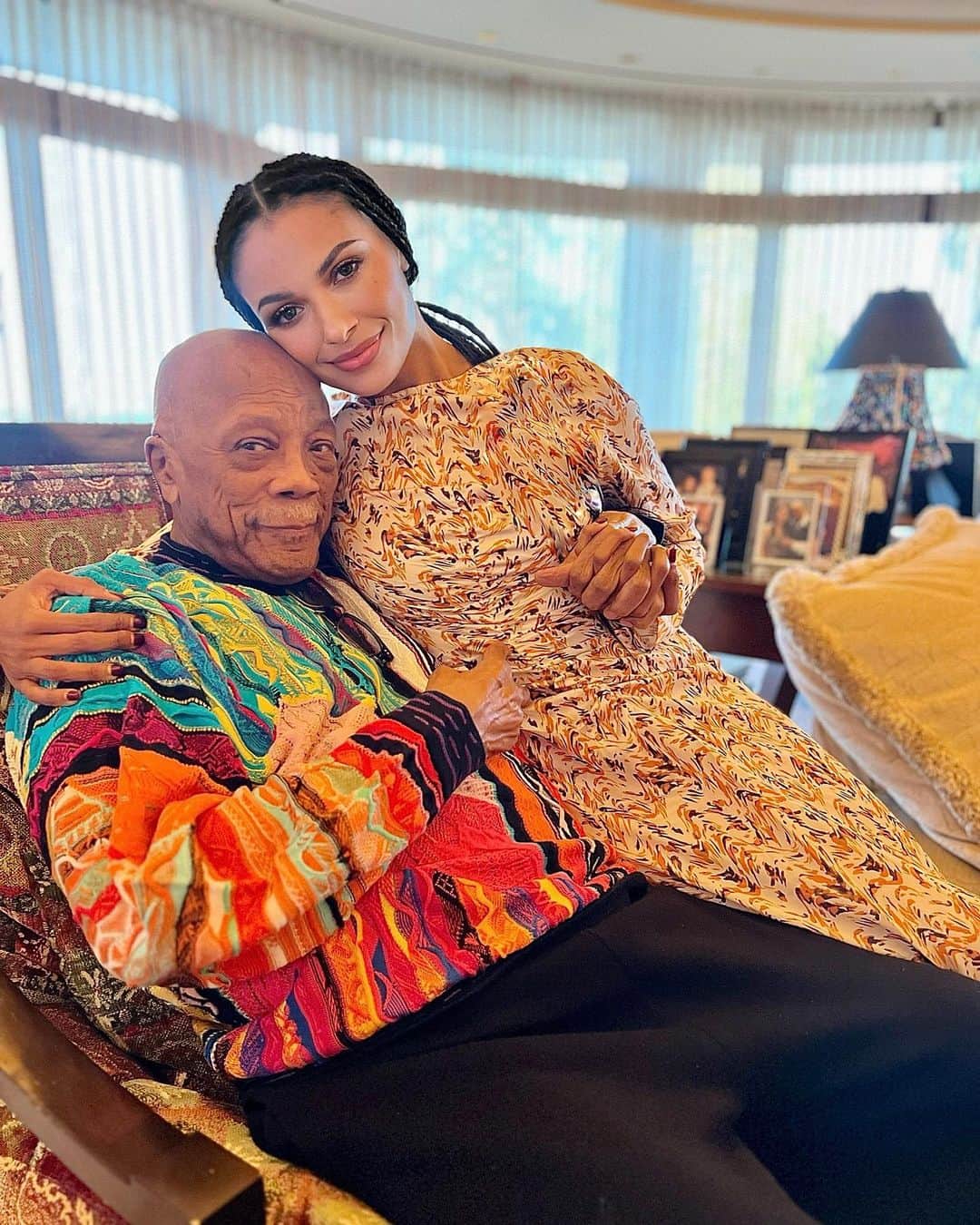 カテリーナ・グレアムのインスタグラム：「I love you @quincyjones even more than I love our garlic cheese and cold pops! We can jibba jabba! So grateful for getting in our bday hang this weekend and for all of the times we’ve spent together.  You are the best and then some. The best to ever do it!! Celebrating your 90th year of saying ‘watch this!’ Thank you for being a force of happiness, friendship, silly giggles, guidance and profound wisdom in my life… See ya soon kid. We still got Carnival!」