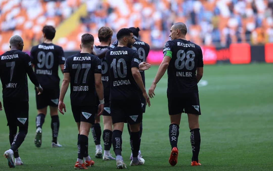 ベンジャミン・スタンブリさんのインスタグラム写真 - (ベンジャミン・スタンブリInstagram)「What a team 💙 keep going on this way, always fight and believe 🦾 the atmosphere in the stadium was incredible, thank you so much !! @adskulubu」4月25日 0時14分 - benjaminstambouli