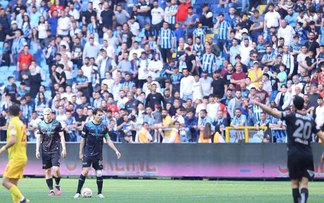 ベンジャミン・スタンブリさんのインスタグラム写真 - (ベンジャミン・スタンブリInstagram)「What a team 💙 keep going on this way, always fight and believe 🦾 the atmosphere in the stadium was incredible, thank you so much !! @adskulubu」4月25日 0時14分 - benjaminstambouli