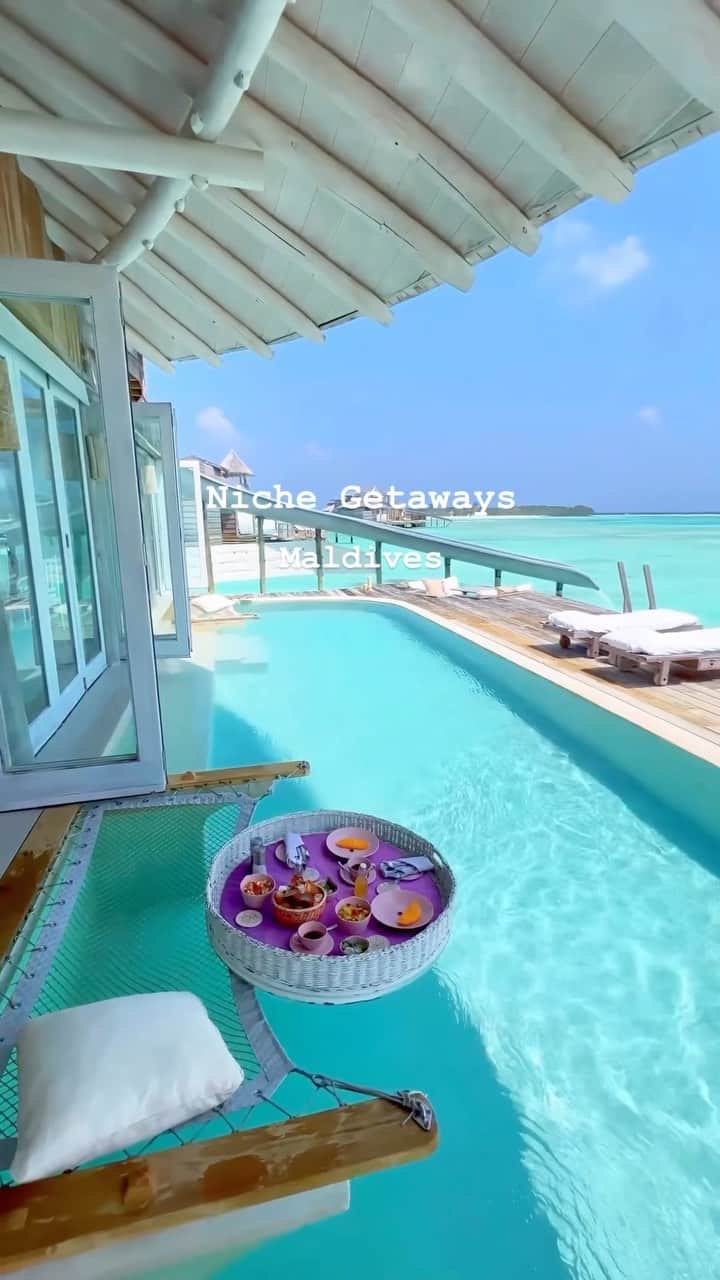 のインスタグラム：「Indulge in a floating breakfast while admiring the idyllic views of the Maldives.  To book your Maldives holiday or for any inquiries, please contact us.  📧 hello@nichegetaways.com 📞 +960 760 5656 (WhatsApp/Viber) 🌐 www.nichegetaways.com  🎥 @momentsofgregory」