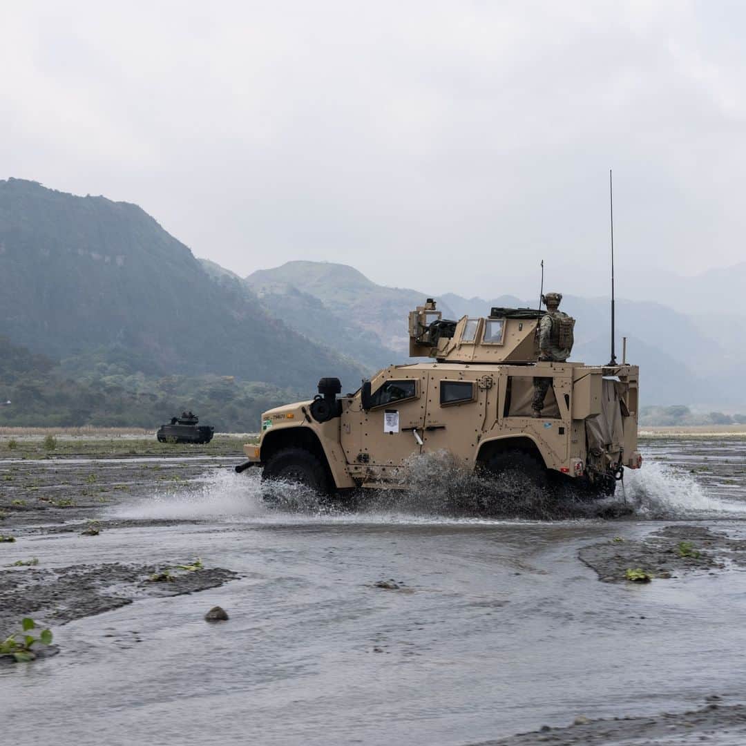アメリカ海兵隊のインスタグラム：「On The Move  📍Santa Juliana, Philippines (April 16, 2023)  #Marines with @3dmardiv conduct a bilateral mechanized raid alongside Philippine Marines during Exercise Balikatan 23.  #Balikatan23 is the 38th iteration of the annual bilateral exercise between the Armed Forces of the Philippines and the U.S. military.   The exercise includes three weeks of training focused on amphibious operations, command and control, humanitarian assistance, urban operations and counterterrorism skills.  📷 (U.S. Marine Corps photo by Sgt. Jennifer Andrade)  #USMC #AlliesAndPartners」