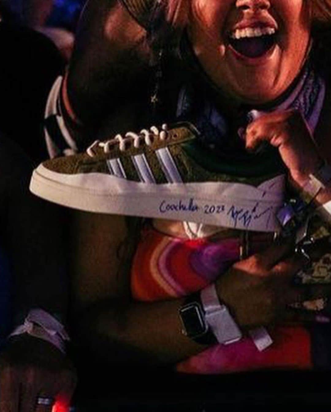 Nice Kicksさんのインスタグラム写真 - (Nice KicksInstagram)「@badbunnypr signed a pair of his new adidas Campus 80s for a fan during his #Coachella performance 🐰🔥  📸: @siempreric | 🎥: julianajuarezz  (h/t @mofongokicks)」4月25日 0時21分 - nicekicks