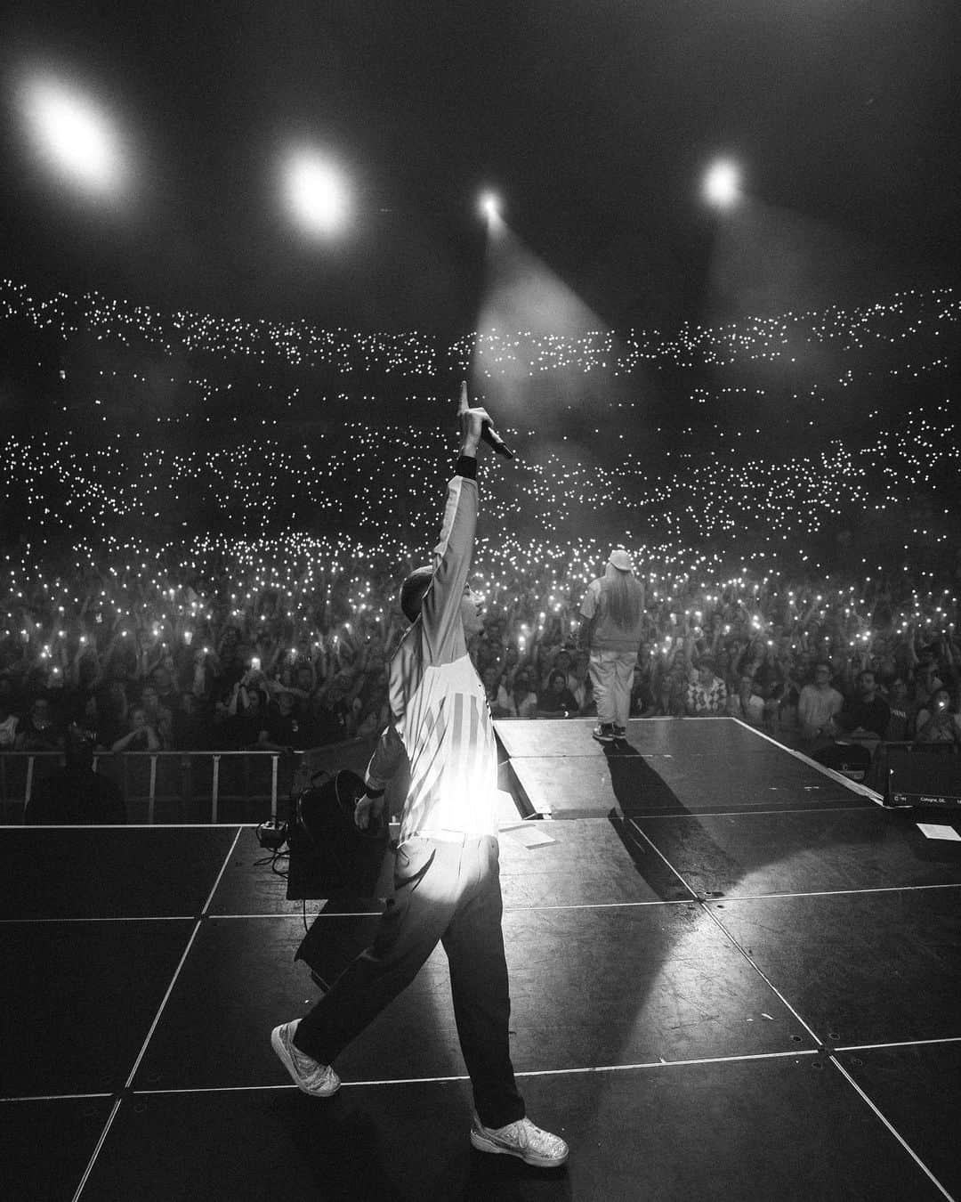 マックルモアーのインスタグラム：「15,000 deep in Cologne Germany.  It still amazes me how a seed on an idea in the studio can make its way around the world.  All the sudden you’re in front of an area full of strangers that feel more like family, screaming that moment you captured in the studio back at you in unison.  The medicine that music can be.  Cologne is one of those places that leaves me in awe every time. Love you guys so much ❤️🇩🇪」
