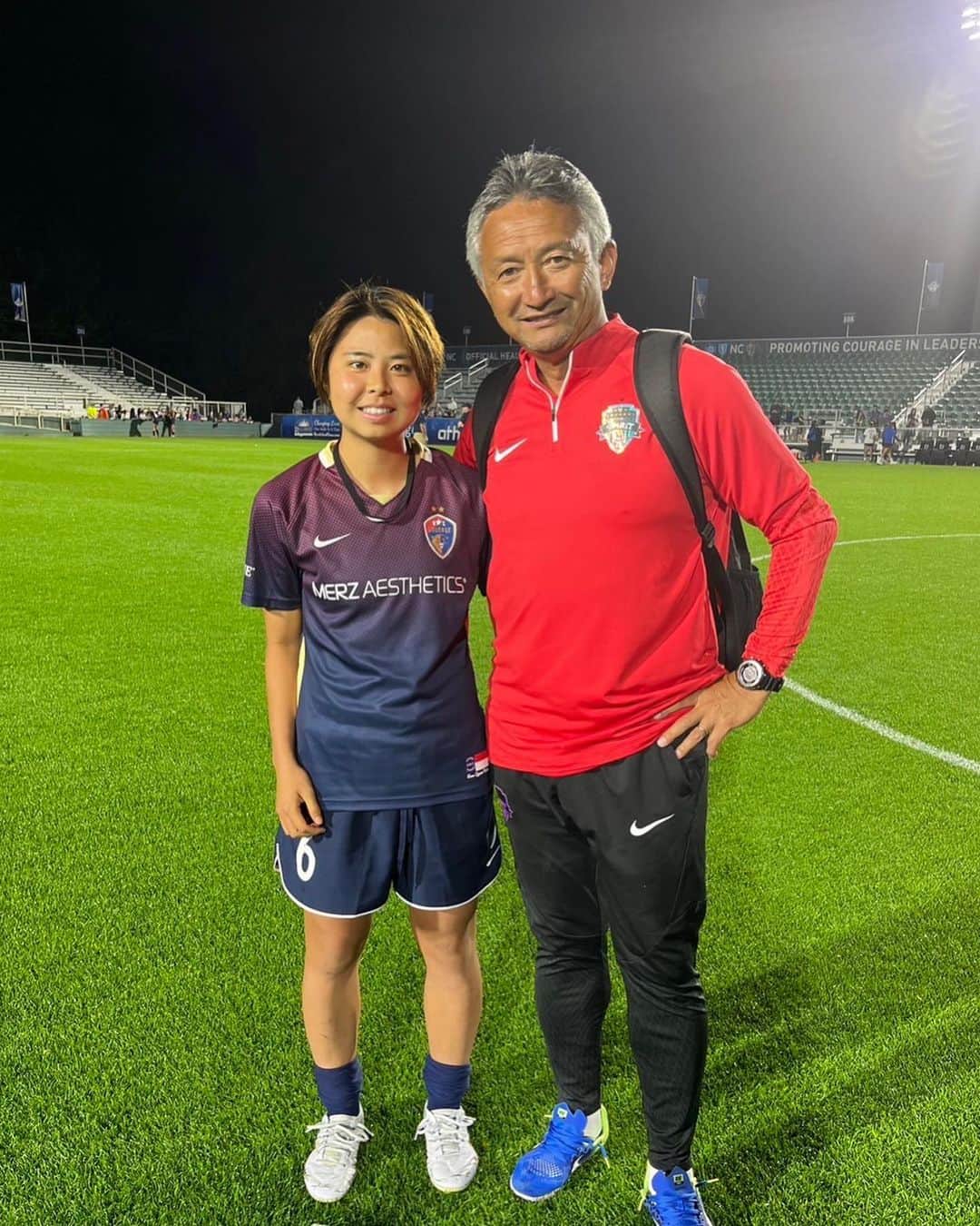 のインスタグラム：「代表でお世話になった今泉さん📸 今回は会えなかったですが、ワシントンにはベレーザの大先輩のまみさんもいます✨  前節ではなほさんに会えました！ 前半終わって雷で2時間待機→22:30頃後半キックオフ→23:30終わり この2時間で少しだけ会えました😂 おにぎりと卵焼きを作って来てくれて、試合後食べたら泣きそうになりました🇯🇵🥹 毎日必死なんだな自分、と。笑  まだまだここから。 信じてやり続けよう。 #感謝 #northcarolinacourage」