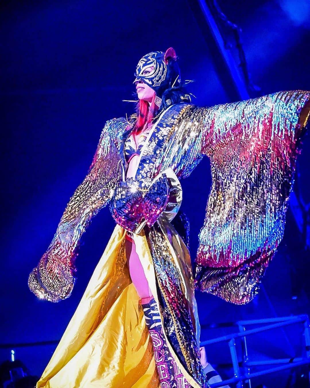 サシャ・バンクスさんのインスタグラム写真 - (サシャ・バンクスInstagram)「I’m so proud of myself for listening to my heart and soul! 💙🦋 Success is not only making a lot of money but also being proud of yourself for all the things you have achieved in your lifetime. I LOVED being your #iwgpwomenschampion and #TheCEO of @njpw1972 n @wwr_stardom Thank you UNC @takami_ohbari and @azucarroc for letting me live out one of my biggest dream. Until next time May 21 #njresurgence LONG Beach baby! You never know what Moné gonna do but you can Bank it will always be something special! 🔥 Gear @solluna.hayashi  Mask @lince_dorado  Hair @_p_i_g_m_e_n_t_  @laraetokyo  Rings @superjeweler  MUA @tokyo_mua_」4月25日 0時30分 - themercedesvarnado