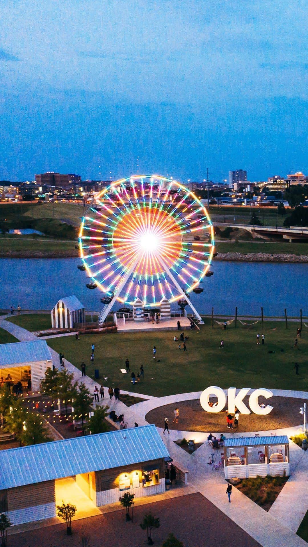 Visit The USAのインスタグラム：「72 hours in Oklahoma City, Oklahoma, summed up in food, historic sights, and more great food. 🍔🌮   Invite your favorite hungry buds and hit these activities up: 📍First Americans Museum 📍Bricktown Water Taxi 📍Stockyards City 📍Oklahoma City Zoo 📍National Cowboy & Western Heritage Museum 📍See the @okcthunder play at the Paycom Center  📸: @adventuresofaplusk  #VisitTheUSA #VisitOKC #OKCThunder #OklahomaCity #Bricktown #FirstAmericansMuseum #StockyardsCity #FamilyTravel」