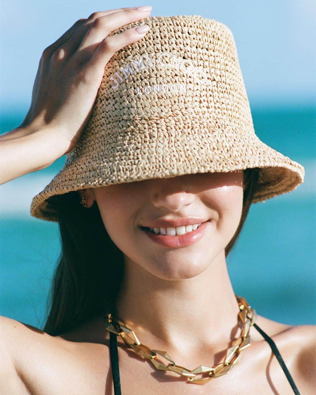 Jimmy Chooさんのインスタグラム写真 - (Jimmy ChooInstagram)「You've got the perfect bucket hat and beach tote - now all that's left to do is book that dream getaway #JimmyChoo」4月25日 0時36分 - jimmychoo