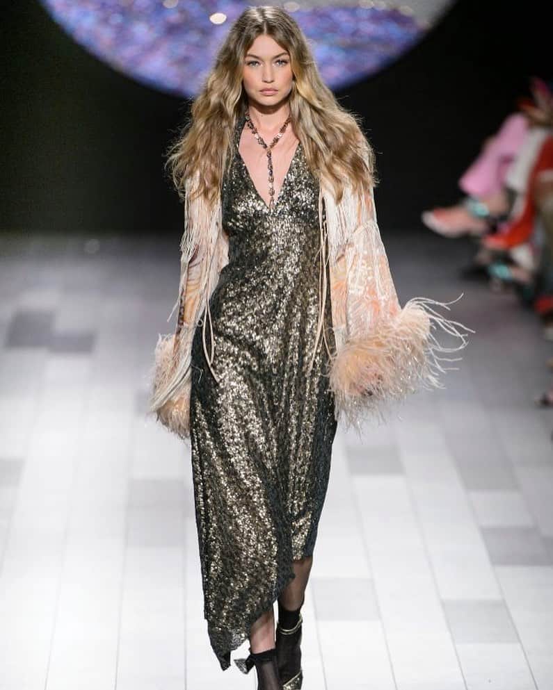アナスイのインスタグラム：「Happy belated birthday @gigihadid!!!! I love this photo of you walking in the SS 2018 show xxx Anna」
