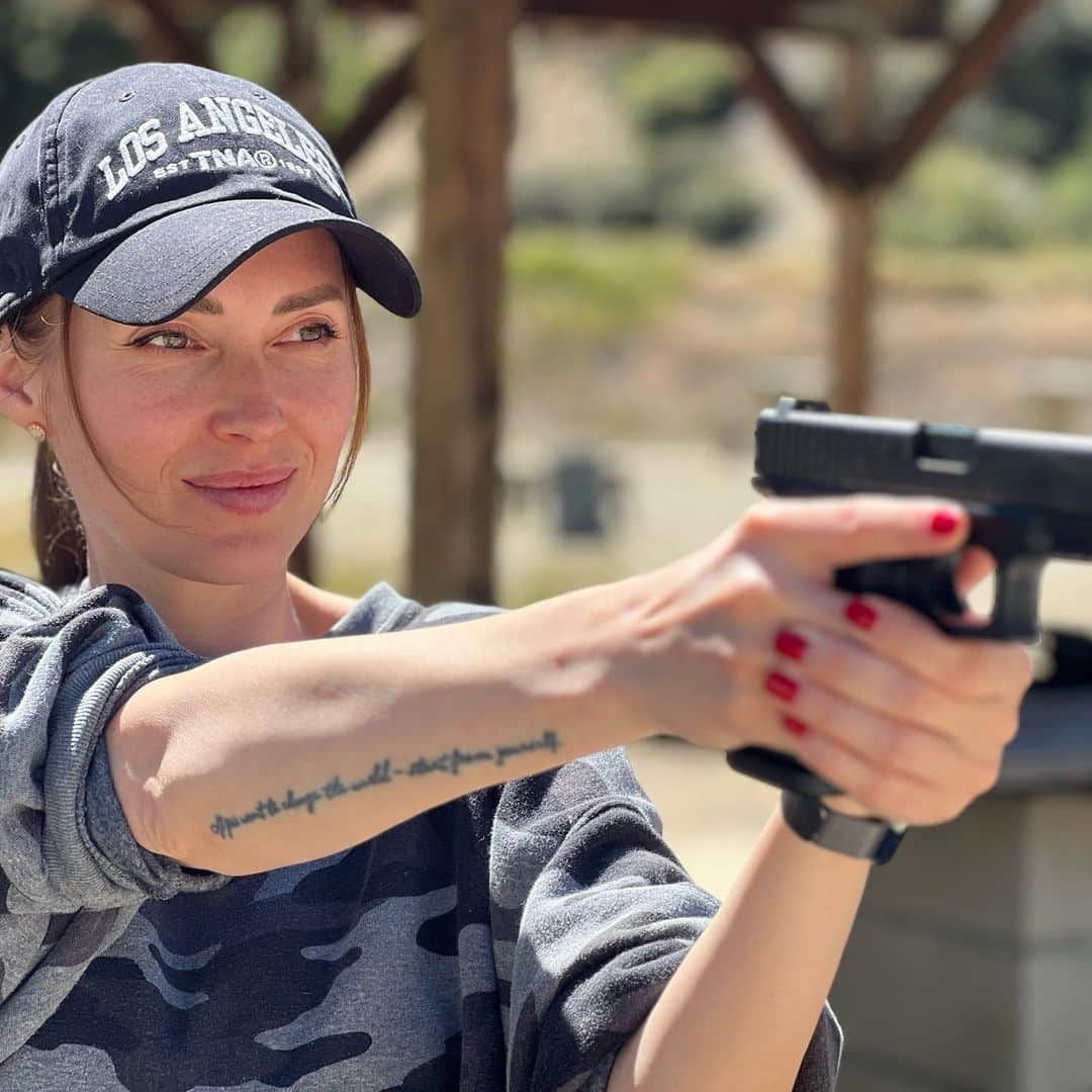 アイーダ・ニコライチュクのインスタグラム：「Thanks to the school "Tactical Black" @tacticalblackla (LA) for the shooting lesson.  I am absolutely delighted! It was an incredible experience ☺️☺️☺️ You both are great coaches, Kim and Eddie!  Thanks for the gift @danielocicero 🫶🏼」