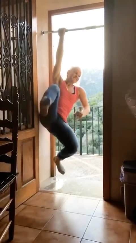 ペイジー・クラッセンのインスタグラム：「Throwback to when we all did one arm pull-ups in Spain. #slaydiesinreverse   @etteloc @emilyaharrington @tarakerzhner @margojain  All footage courtesy of @tarakerzhner’s iPhone」
