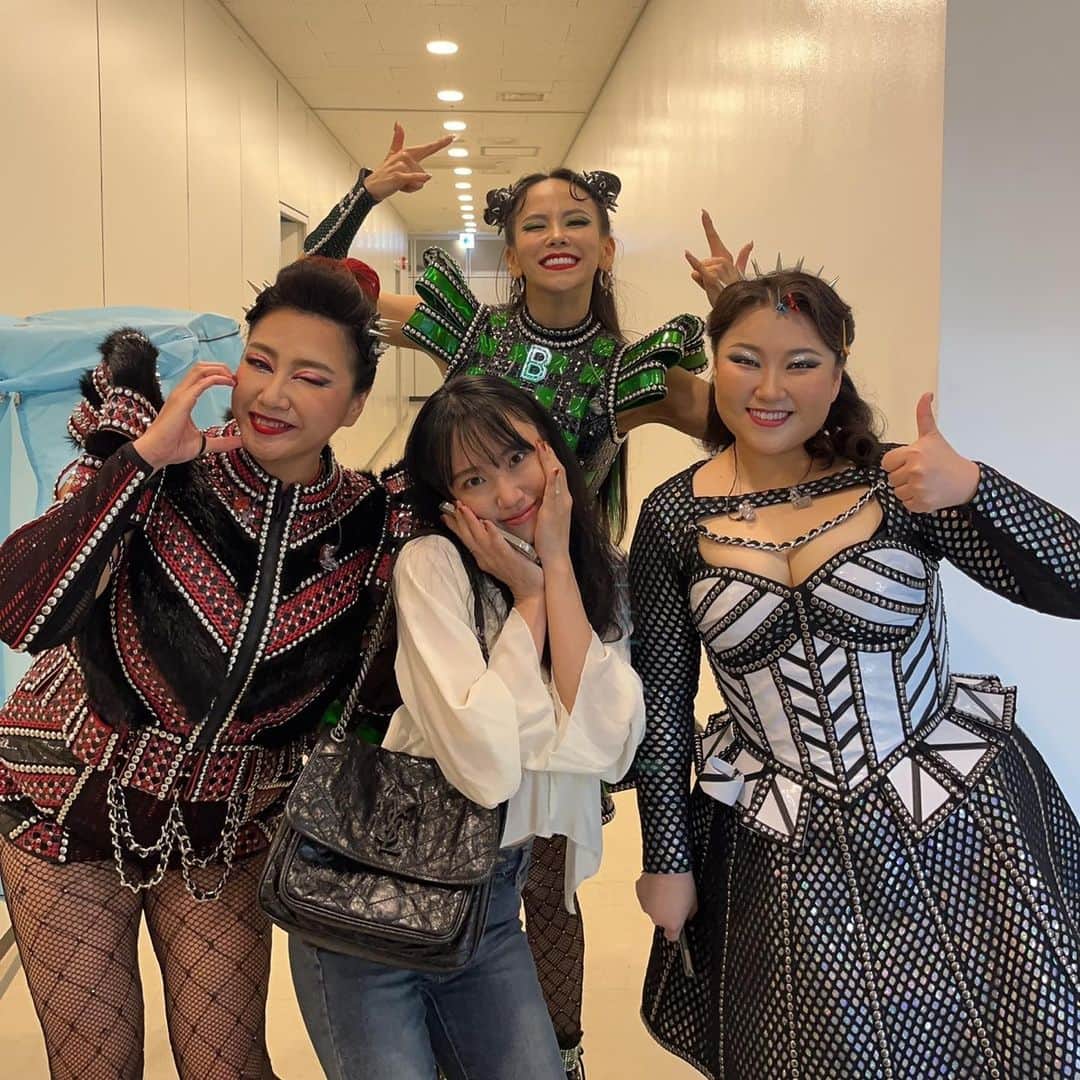 キム・ジウのインスタグラム：「. . Kinky Boots👠에서 신발 공장 돌리다가 SIX👑 에서 왕비로 만났네 그래~~ 우리 쪼꼬미 지은이도 왔으니까 어머나!! 한번 외쳐줘야겠고만!!!!! . .」