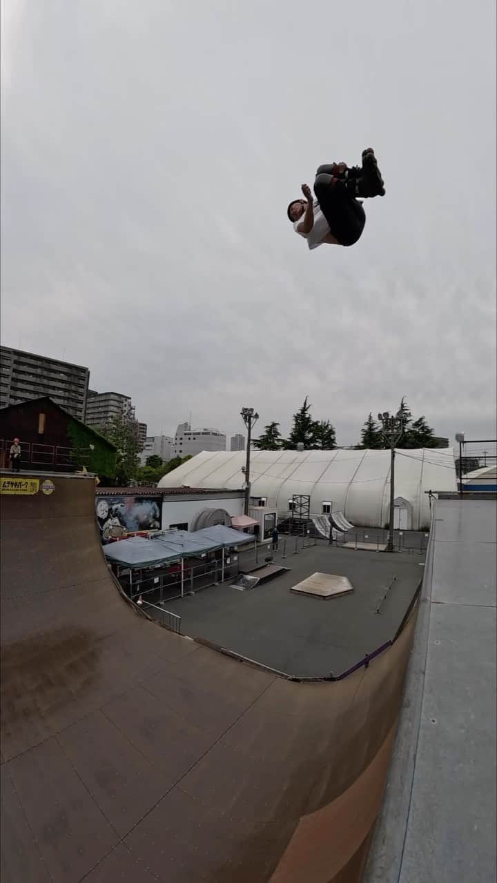 安床武士のインスタグラム：「Flat spin→Double flatspin→Alley Double flatspin. Try again again…and again. Sometimes I think that perhaps I don't have to push myself anymore and no one will say anything. I have experienced many feelings during my 30 years of skating. But I still want to skate and keep challenging myself. I will continue to enjoy challenging myself. I never stop it. Thanks for all your support!  16回(映像にないものもあり)挑戦して1回成功したルーティン。 おそらくもう自分を追い込まなくても誰も何も言わないと思う瞬間もあるし、一緒に滑っていたスケーターがいなくなる事もあるし、モチベーションが下がる事もあるし、30年滑っている間に良くも悪くも色んな想いを経験できました。 けど、滑りたいし、挑戦し続けたい。いつまでも自分に正直にいられるようにこれからも挑戦することを楽しみながら「現役」というものを続けていこうと思います。 いつも応援して下さってありがとうございます！  Music / @the____bonez   @usdskates  @undercoverwheels  @goodskates_inc  @goprojp  @lzbn_official  @papasu1048  @sport_sunchlorella   #usdskates #usdaeon #aeon68 #yasutokoaeon #undercoverwheels #rollerblading #blading #inlineskate #roller #rollerfreestyle #vert #インラインスケート #ローラーブレード #ローラーフリースタイル #takeshiyasutoko #安床武士 #goprohero11 #goprojp #音楽の力は偉大」