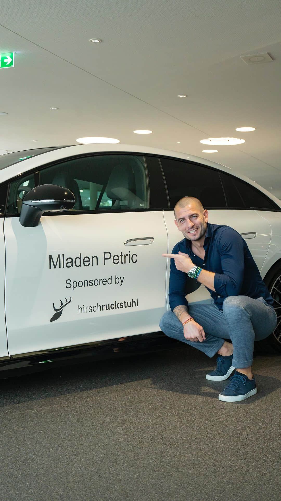 ムラデン・ペトリッチのインスタグラム：「Mladen Petric, der ehemalige Fussballprofi und TV-Experte ist neu mit einem brandneuen Mercedes-Benz EQE von Hirsch Ruckstuhl AG unterwegs.   Als Unternehmen begeistert uns die Möglichkeit dieses Engagements und wir sind überzeugt, dass die gemeinsame Leidenschaft für die innovativen Fahrzeuge von Mercedes-Benz eine perfekte Basis dafür ist.   Wir freuen uns sehr über die Partnerschaft und den Start in eine spannende Zukunft.   Herzlichen Dank an Mladen Petric für das Vertrauen.  #mercdes #eqe #mercedeseqe #hirschautomobile  #sponsoring」