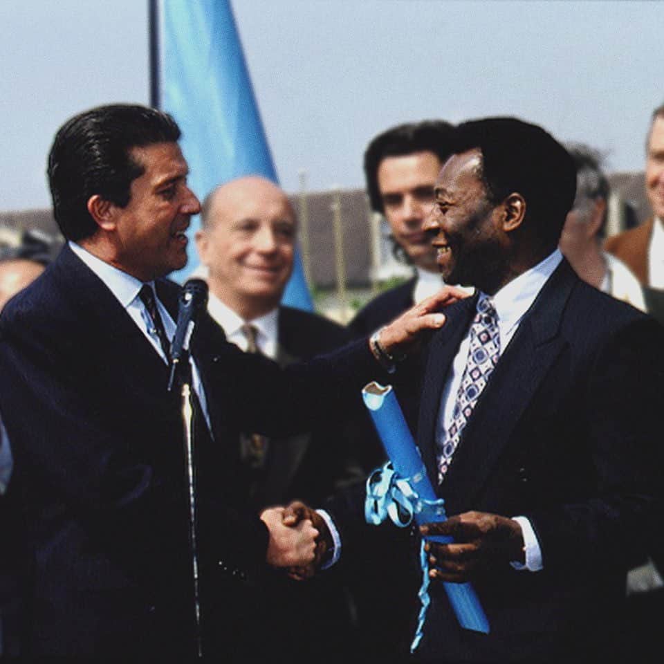 ペレのインスタグラム：「Em abril de 1994, Rei Pelé foi nomeado Campeão do Esporte pela UNESCO. Desde então, criou campanhas maravilhosas para as crianças, como a Children in Need, em 1996, e a Partida do Coração, em 2000, que enviou uma mensagem de paz para Israel e Palestina. Neste jogo, em que o Rei deu o pontapé inicial,  palestinos e israelenses representaram o mesmo time. A ação reuniu também muitas celebridades, desde cantores italianos até @michaelschumacher e Roberto Baggio, o que gerou repercussões em todo o mundo e angariou fundos para a educação das crianças da região.  . In April, 1994, Rei Pelé was nominated UNESCO Champion for Sport. Since then, created marvelous campaigns for children, such as Children in Need, in 1996, and Match of the Heart, in 2000, which sent a message of peace to Israel and Palestine. In this game, in which the Rei gave the first kick, Palestinians and Israelis played on the same team. The action brought together a lot of celebrities, from Italian singers to @michaelschumacher and Roberto Baggio, which made it reverberate all over the world and raised funds for the education of children in the region.」