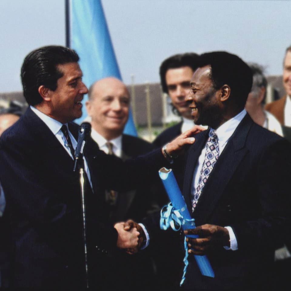 ペレさんのインスタグラム写真 - (ペレInstagram)「Em abril de 1994, Rei Pelé foi nomeado Campeão do Esporte pela UNESCO. Desde então, criou campanhas maravilhosas para as crianças, como a Children in Need, em 1996, e a Partida do Coração, em 2000, que enviou uma mensagem de paz para Israel e Palestina. Neste jogo, em que o Rei deu o pontapé inicial,  palestinos e israelenses representaram o mesmo time. A ação reuniu também muitas celebridades, desde cantores italianos até @michaelschumacher e Roberto Baggio, o que gerou repercussões em todo o mundo e angariou fundos para a educação das crianças da região.  . In April, 1994, Rei Pelé was nominated UNESCO Champion for Sport. Since then, created marvelous campaigns for children, such as Children in Need, in 1996, and Match of the Heart, in 2000, which sent a message of peace to Israel and Palestine. In this game, in which the Rei gave the first kick, Palestinians and Israelis played on the same team. The action brought together a lot of celebrities, from Italian singers to @michaelschumacher and Roberto Baggio, which made it reverberate all over the world and raised funds for the education of children in the region.」4月25日 0時58分 - pele