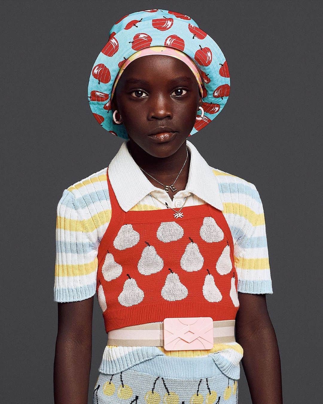 ベネトンのインスタグラム：「From knitted patterns to the BE necklace, every detail speaks Benetton.  Discover the new SS23 Kids collection by @andreaincontri on benetton.com and in store.」