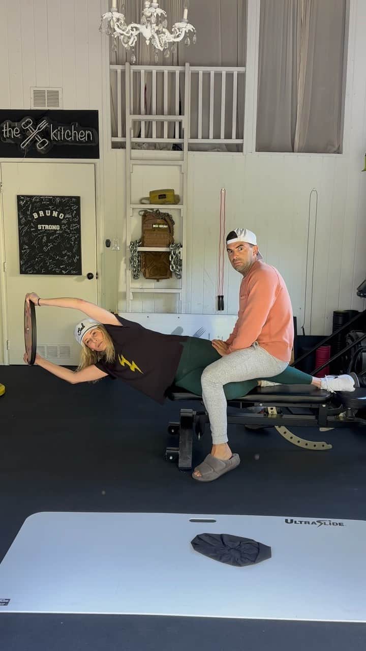 のインスタグラム：「Caption this. This should be good.  @chelseahandler always tells me that I “don’t know how to do abs,” so this should hopefully shut her up. This is one of the hardest core exercises we do, and even pro athletes struggle with it. Kudos, Chelsea! ***golf clap***」