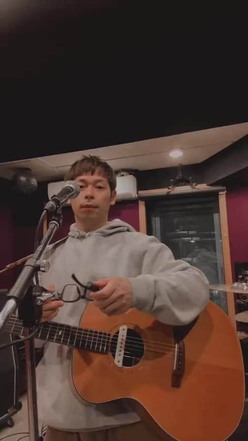 山川就史のインスタグラム：「insta live  ・好きだったってこと ・Dear my ・片道切符 ・妄想ハイウェイ ・ワンシーン  #弾き語り　#アコースティック #前髪ぱっつん  #深夜」