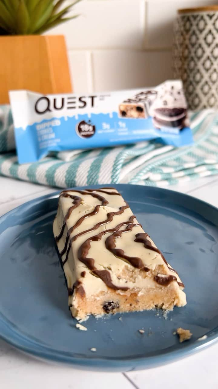 questnutritionのインスタグラム：「Starting the week with a warm Dipped Cookies & Cream #QuestBar 😍😋 HBU?」