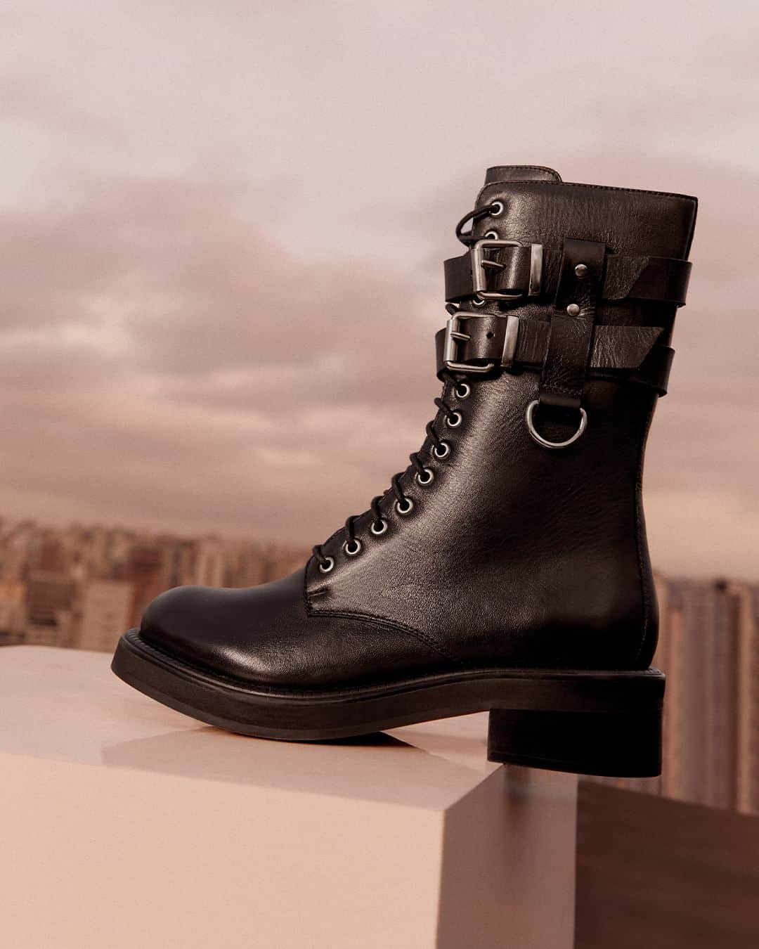 Santa Lollaのインスタグラム：「A combat boot, também conhecida como coturno, está no topo da wishlist do closet de inverno da mulher fashionista. [  0149.0EAA.033B.0001 | R$799,90 ] #santalolla #santalollainv23 #SLboots #coturno #combatboots」