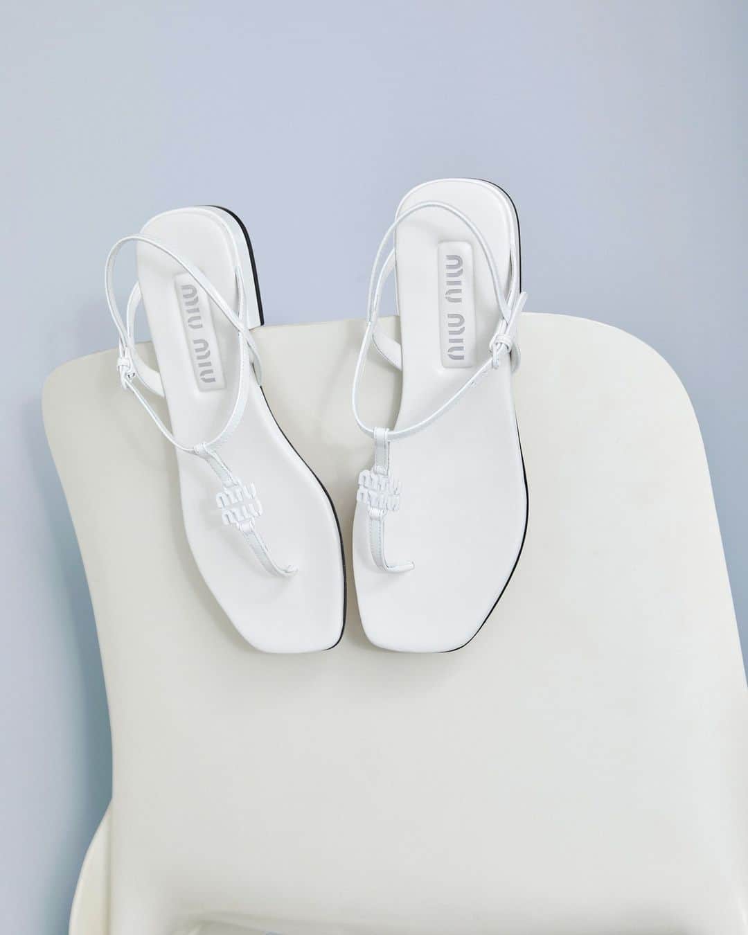 Miu Miuさんのインスタグラム写真 - (Miu MiuInstagram)「Minimalist patent thong sandals for the new season.  #MiuMiu」4月25日 1時00分 - miumiu
