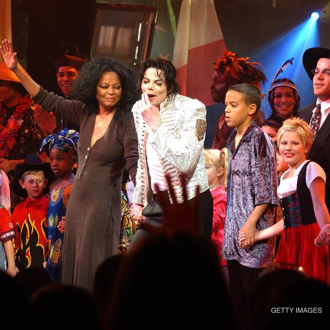 のインスタグラム：「On this date in 2002, Michael and Diana Ross performed together at the Democratic National Committee Fundraiser, “A Night At The Apollo” in New York City.」