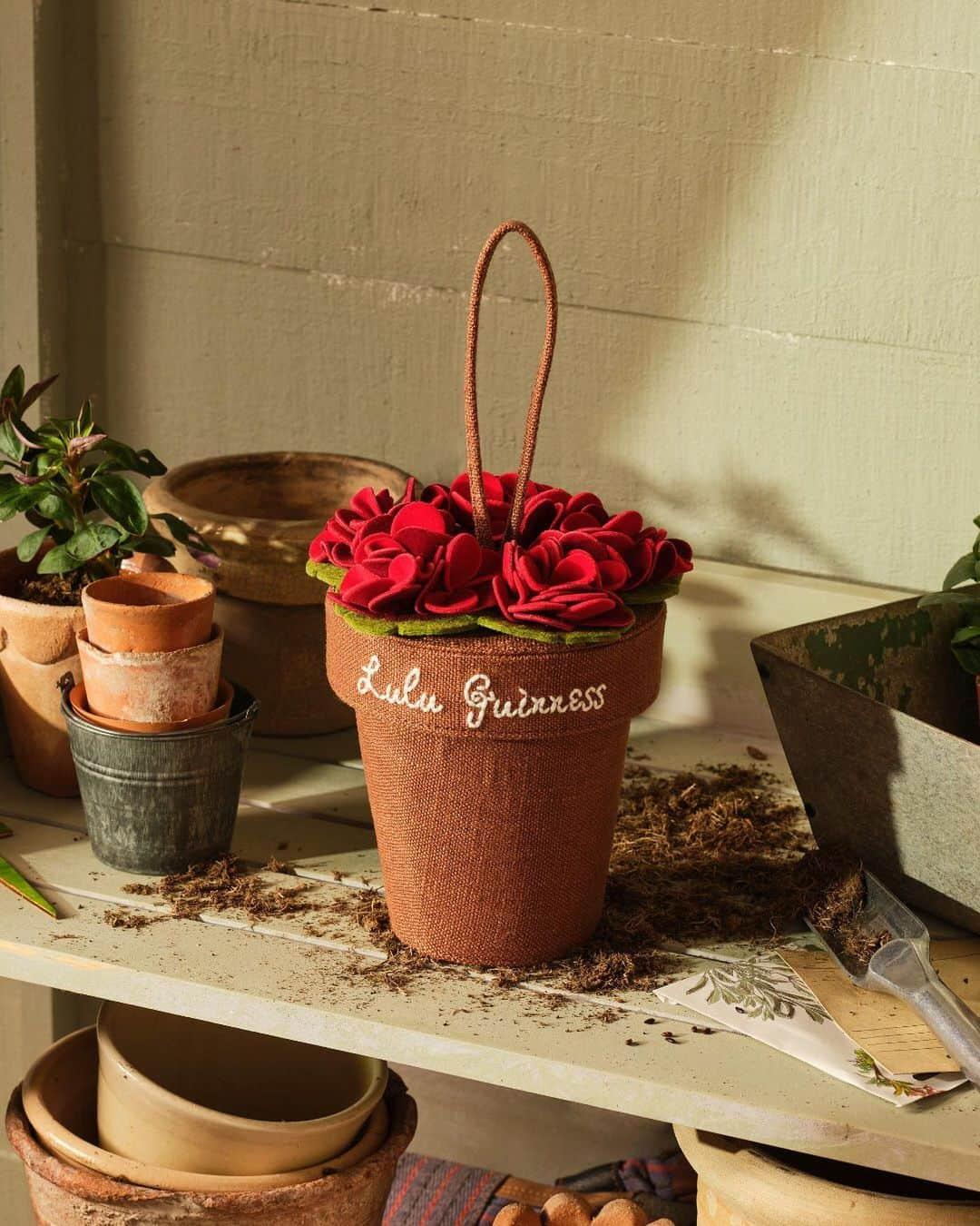 ルルギネスさんのインスタグラム写真 - (ルルギネスInstagram)「Gardening is good for the soul. Next to the old pear tree sit's Lulu's potting shed. Discover our green-fingered summer collection...   Shop the whole collection online now.  #LuluGuinness  #GardeningIsGoodForTheSoul」4月25日 1時01分 - lulu_guinness