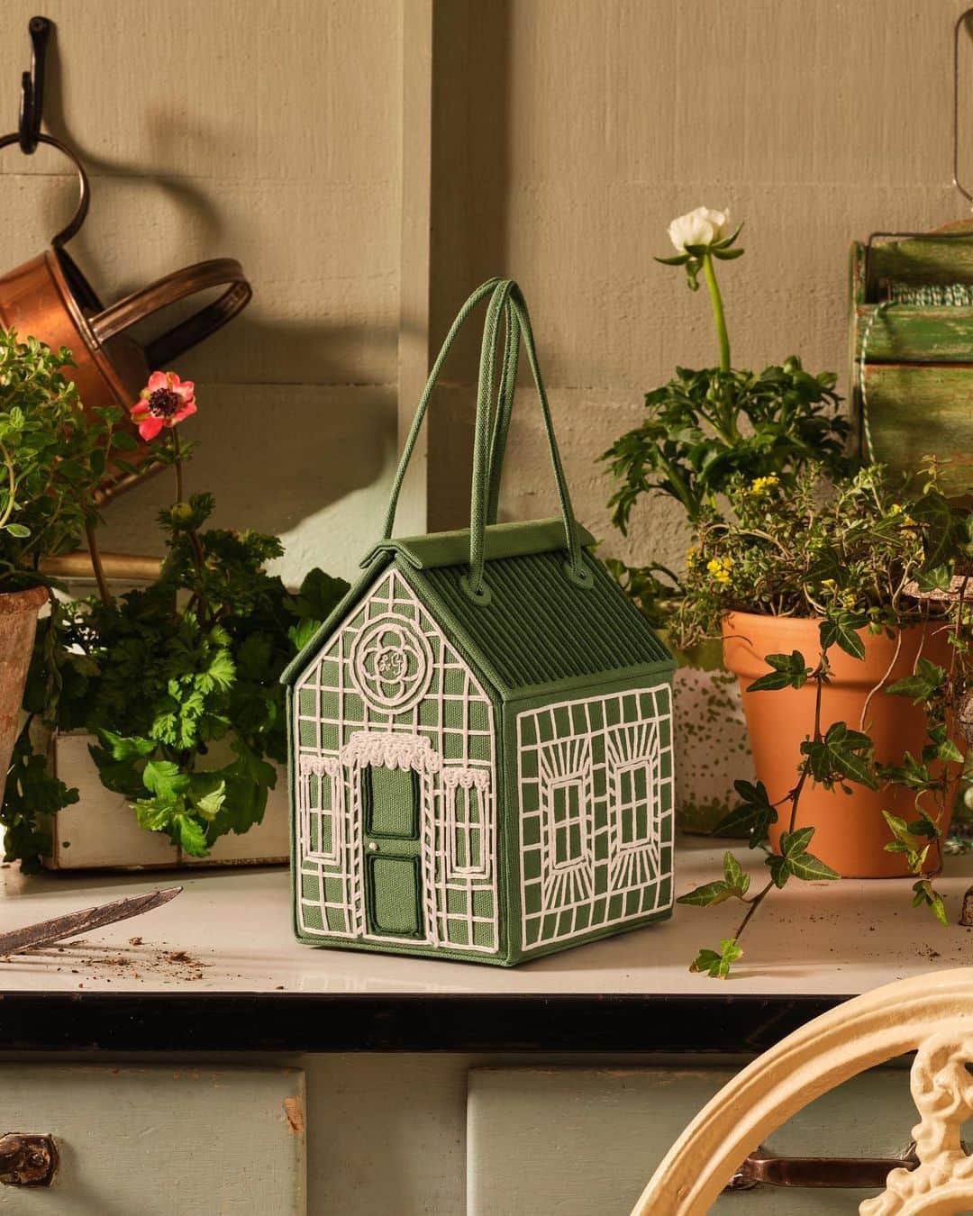 のインスタグラム：「Gardening is good for the soul. Next to the old pear tree sit's Lulu's potting shed. Discover our green-fingered summer collection...   Shop the whole collection online now.  #LuluGuinness  #GardeningIsGoodForTheSoul」