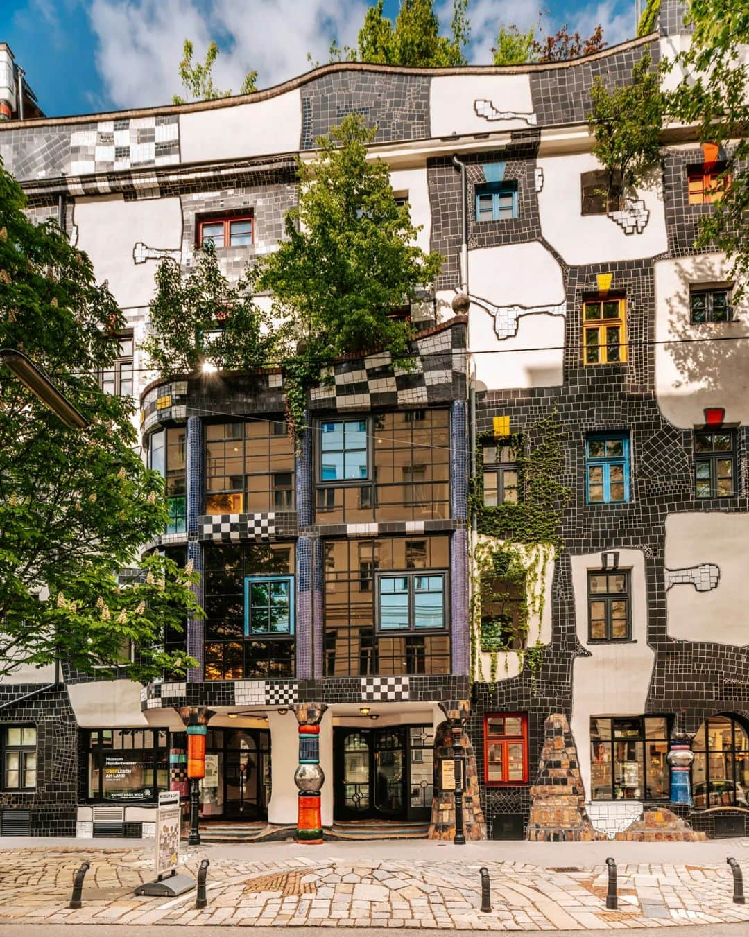 Wien | Viennaのインスタグラム：「Have you visited the fantastic @kunsthauswien_hundertwasser yet? 🤩🎨 It impresses with its unique architecture and is a highlight im #Vienna!  Friedensreich Hundertwasser's influences are palpable everywhere in Vienna. The artist also completely transformed the former Thonet bentwood furniture factory in his characteristic style and created today's Kunst Haus Wien. 🙌  It offers a permanent exhibition of his works and temporary exhibitions of exciting contemporary art!   #wien #vienna #viennanow #viennagoforit #viennaaustria #visitvienna #feelaustria #hundertwasser #kunsthauswien #friedensreichhundertwasser #hundertwasserart #greenarchitecture #sustainableart #contemporaryart #artinvienna #traveltheworld」