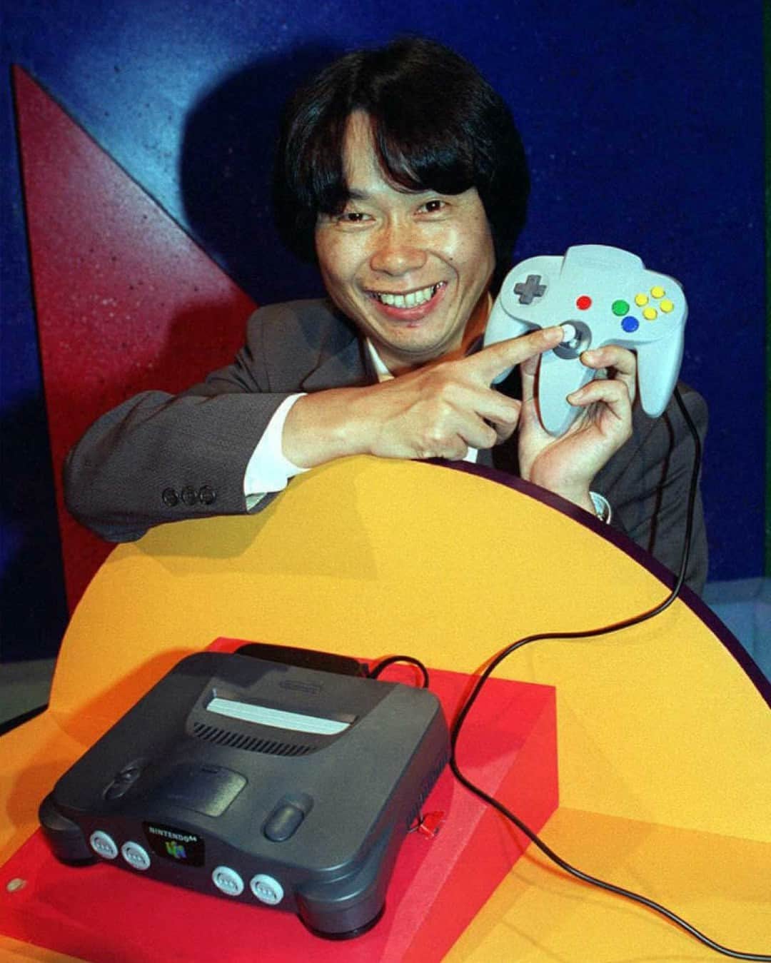 VICEさんのインスタグラム写真 - (VICEInstagram)「Gaming hasn’t always been loot boxes, battle royales and skill trees. In the 90s – arguably the heyday of console gaming – it was all about the shared home experience (or on the move with a Gameboy), surrounded by family, friends, bottles of soda, takeaway pizza and loads of cables.⁠ ⁠ Titans like Sony’s Playstation, Nintendo’s N64 and the ill-fated but much beloved Sega Dreamcast were leaders, with insanely fun, competitive multiplayer games and their mascots. Crash Bandicoot, Mario, Sonic are three figureheads whose IPs are still kicking around today.⁠ ⁠ Slide through photos from that time above and fall head first into golden era game nostalgia.」4月25日 1時05分 - vice